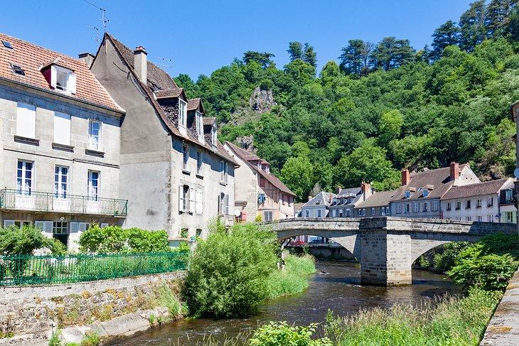 Puente de piedra sobre el río Creuse en Aubusson