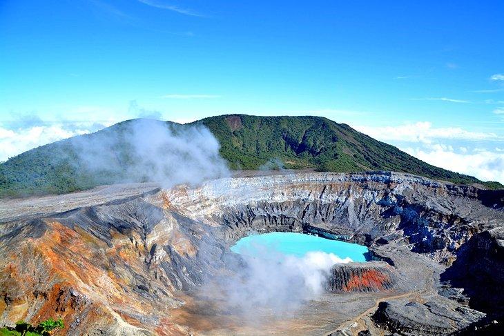 El cráter y lago del Volcán Poás