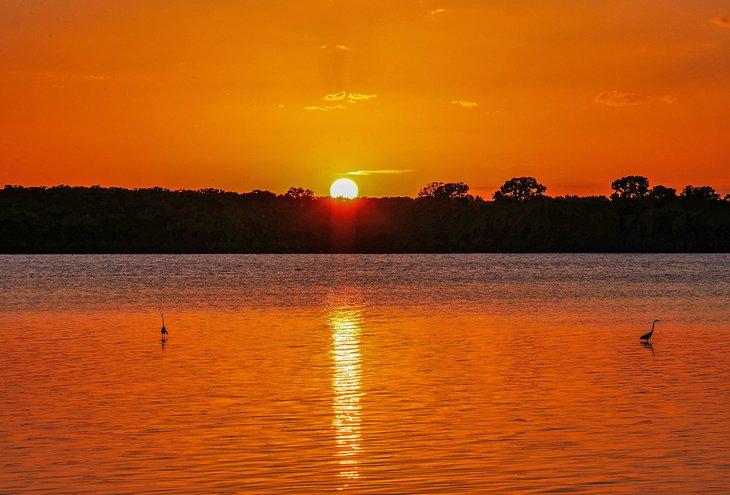 Atardecer ardiente en el Lago Eagle Mountain