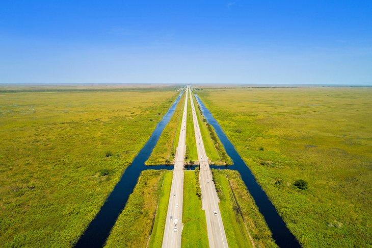 Vista aérea de Alligator Alley a través de los Everglades