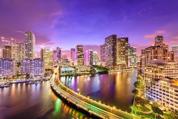 Carretera a través del centro de Miami