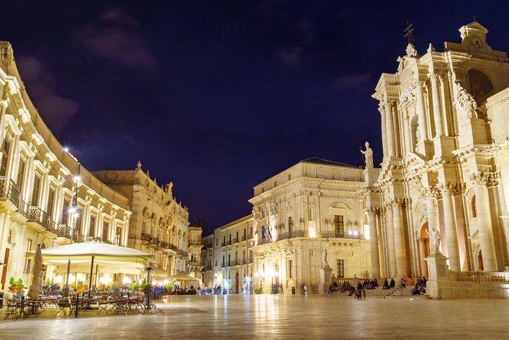 La Catedral de Siracusa de noche