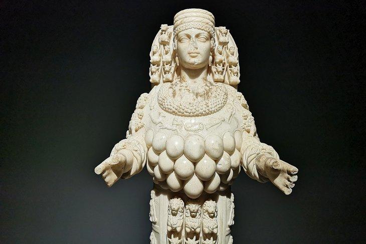 Estatua de Artemisa en el Museo de Éfeso