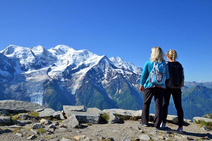 Senderistas mirando al Mont Blanc desde la cima de Le Brevent