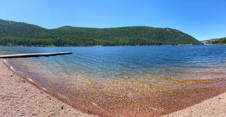 Parc d'État de Salmon Lake, une destination de camping populaire près de Missoula, Montana