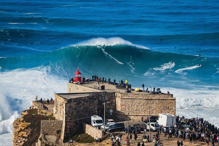 Surfeur sur une énorme vague à Nazaré