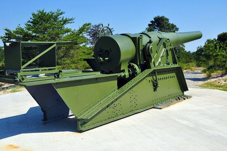 Cañón histórico en Fort Miles