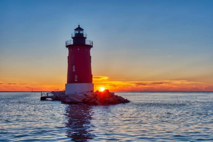 Faro del extremo este del rompeolas de Delaware
