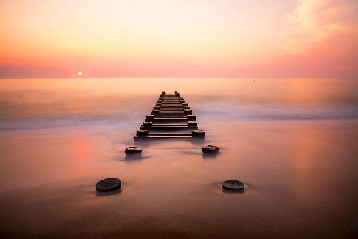 Viejo muelle en Rehoboth Beach con la suave luz del amanecer