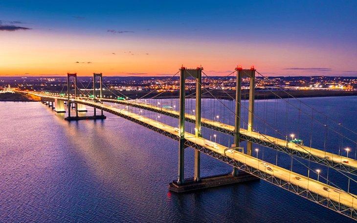Puente Memorial de Delaware al anochecer