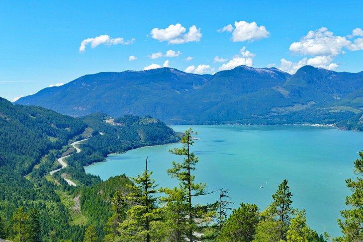 Vue de Howe Sound et la route de Vancouver à Whistler