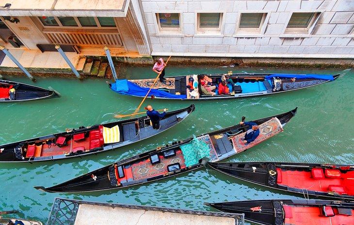 Luftaufnahme von Gondeln in Venedig