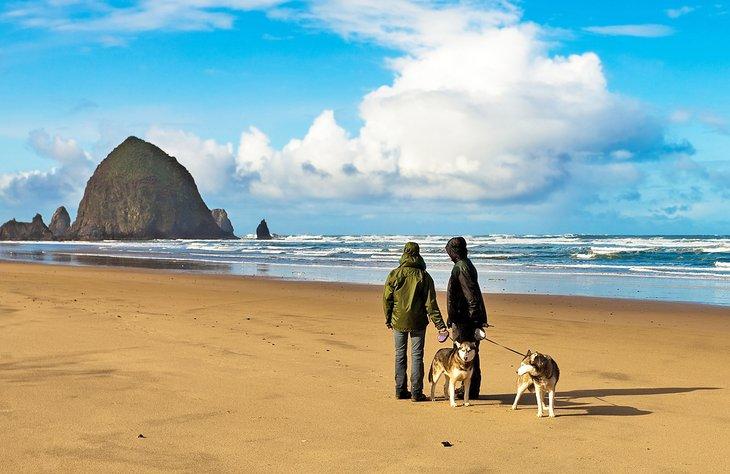 Haystack Rock en Cannon Beach en un claro día de invierno