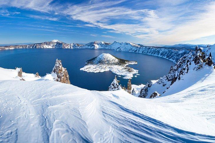 La nieve añade a la escena en el Parque Nacional Crater Lake