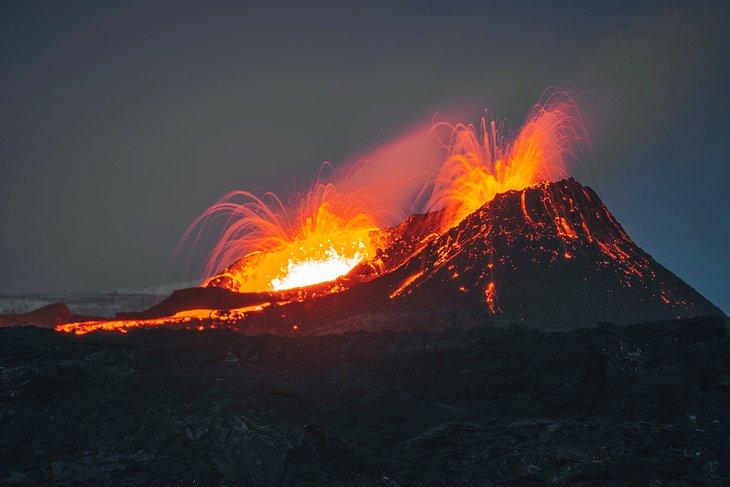 Volcán erupcionando en Islandia
