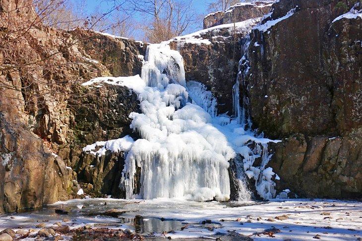 Cascadas Hemlock congeladas en invierno