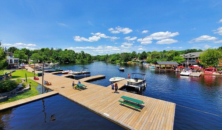 Muelles y restaurantes junto al agua en Huntsville en verano