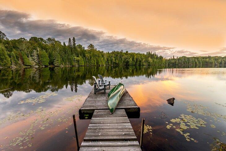 Lago y muelle en las Tierras Altas de Haliburton