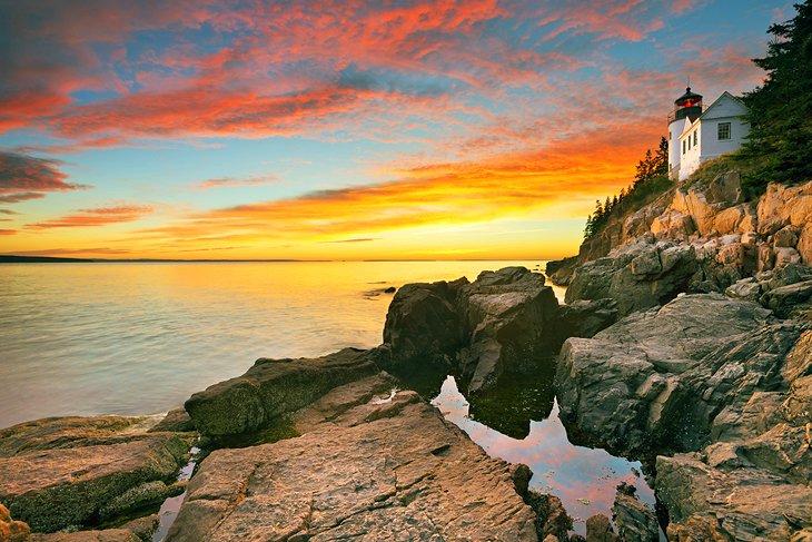 El faro de Bass Harbor Head en el Parque Nacional Acadia, Maine