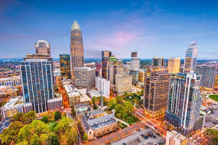 El horizonte de Charlotte al anochecer