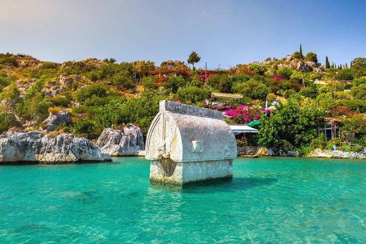 Ruinas lícicas en el agua entre Kaleköy y la Isla Kekova