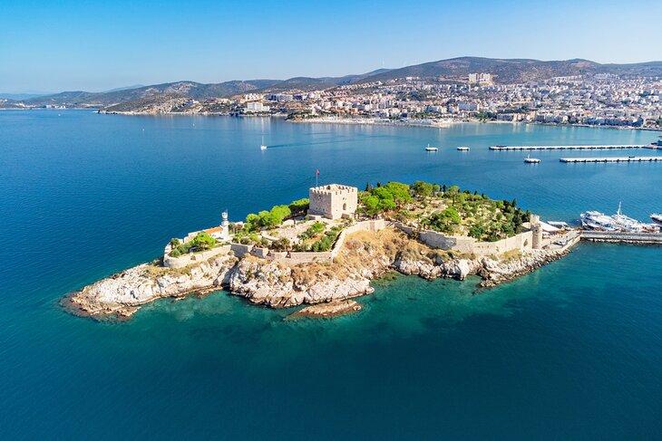 Vista aérea del Castillo de Kusadasi, Isla de las Palomas, Turquía