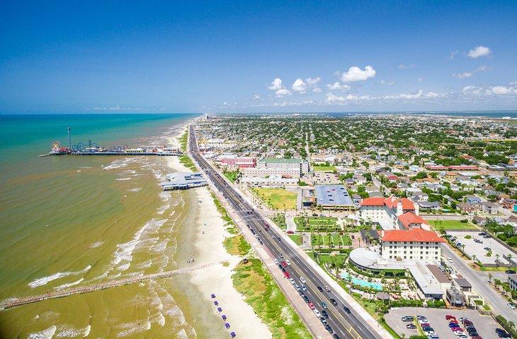 Vue aérienne du mur de mer et de la plage de Galveston