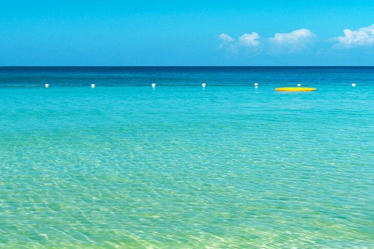 Agua cristalina en la playa de Negril