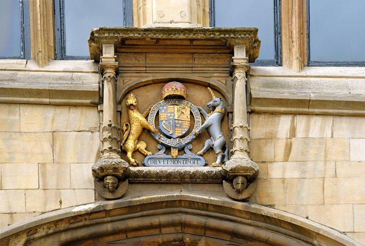Fachada del Ayuntamiento y Stonebow en High Street en Lincoln
