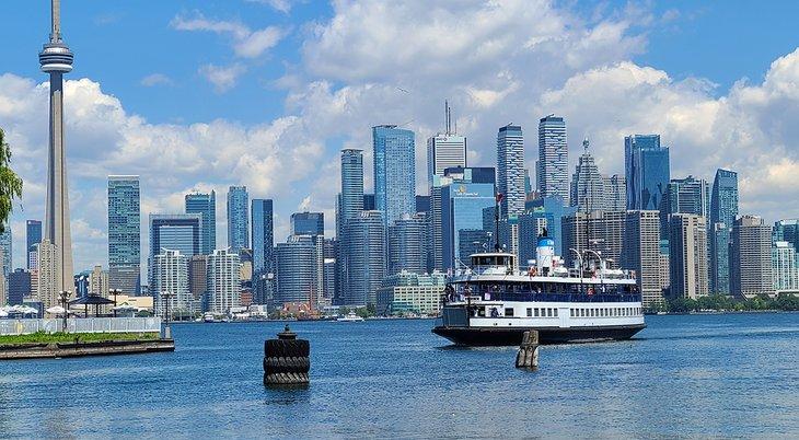 Ferry de Centre Island y horizonte de la ciudad desde las Islas de Toronto