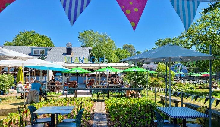 Comedor al aire libre en Island Café