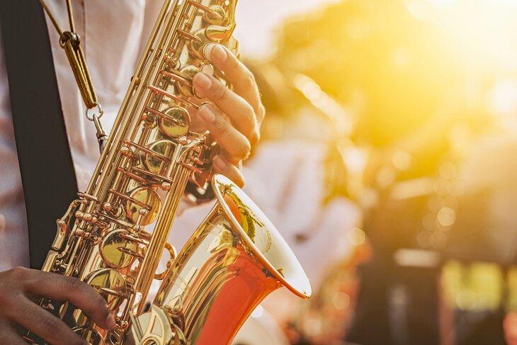 Músico de saxofón