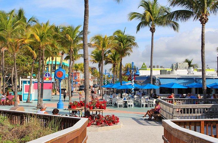 Times Square en Fort Myers Beach