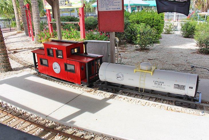 Vagón de tren en miniatura en Lakes Regional Park