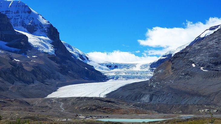 Glaciar Athabasca en el Centro de Glaciares en el Parque Nacional Jasper
