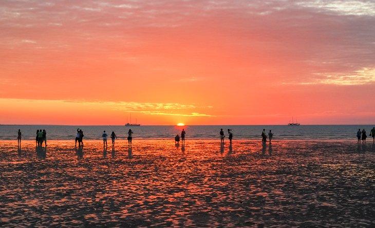 Regarder le coucher de soleil à Mindil Beach, Darwin