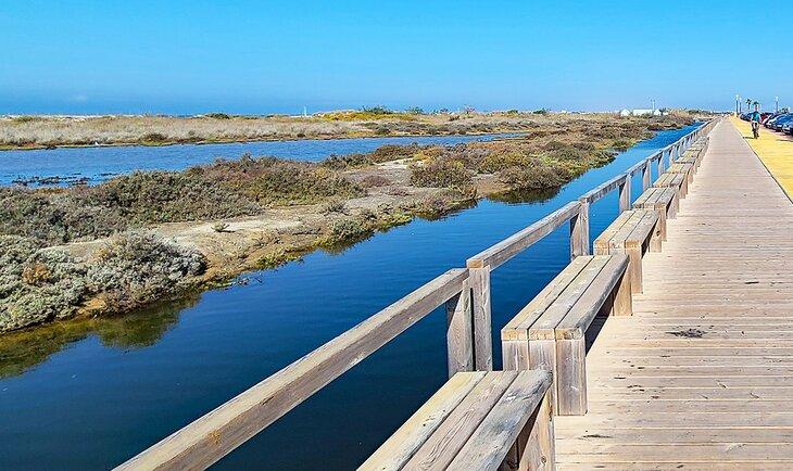 Estuario y paseo marítimo detrás de Playa de Camposoto