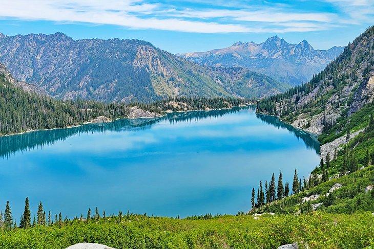 Lago Colchuck, visto desde el Pase Aasgard