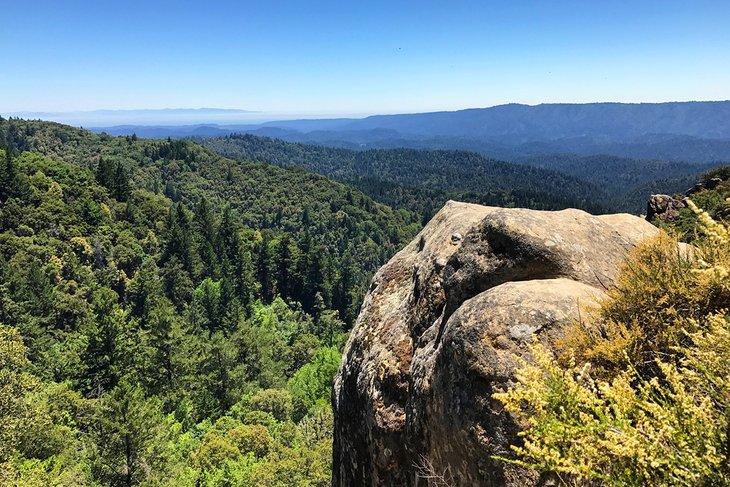 Vista de las montañas de Santa Cruz en Castle Rock State Park en Los Gatos, California