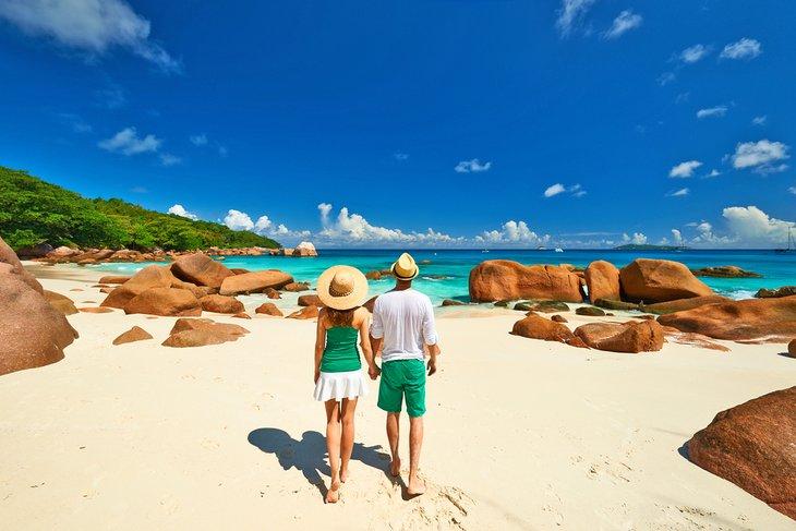 Un paseo romántico en una hermosa playa en Seychelles