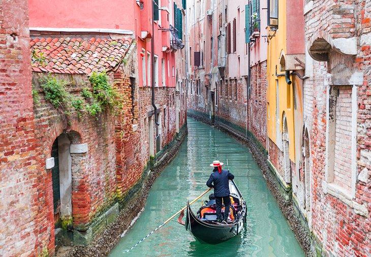 Paseo en góndola por un canal en Venecia
