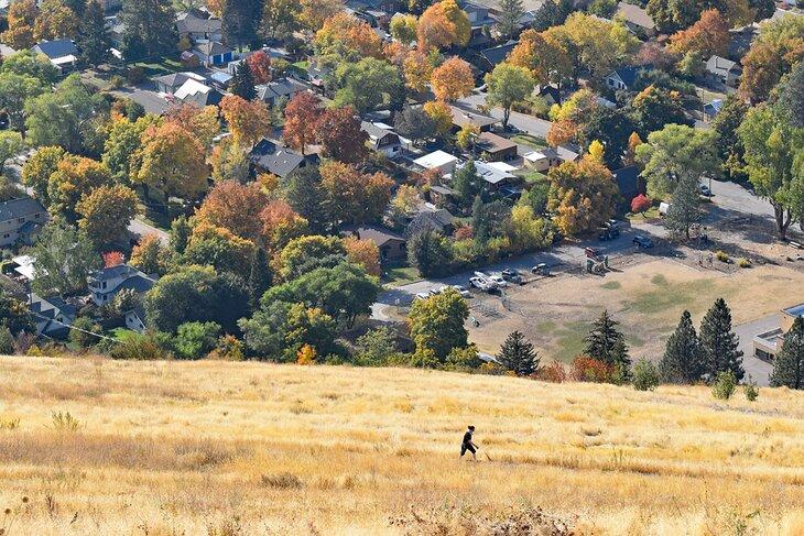 Randonneur à Missoula, Montana durant l'automne