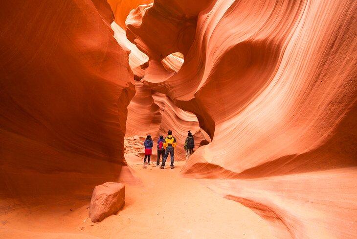 Grupo de turistas en el Cañón Antílope