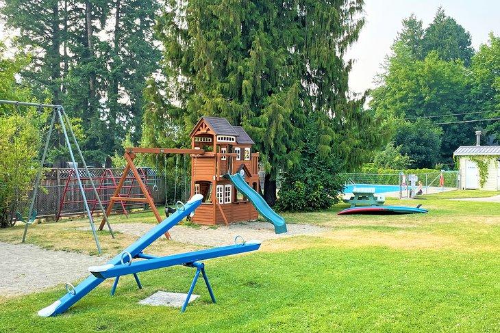 Piscina y parque infantil Totem