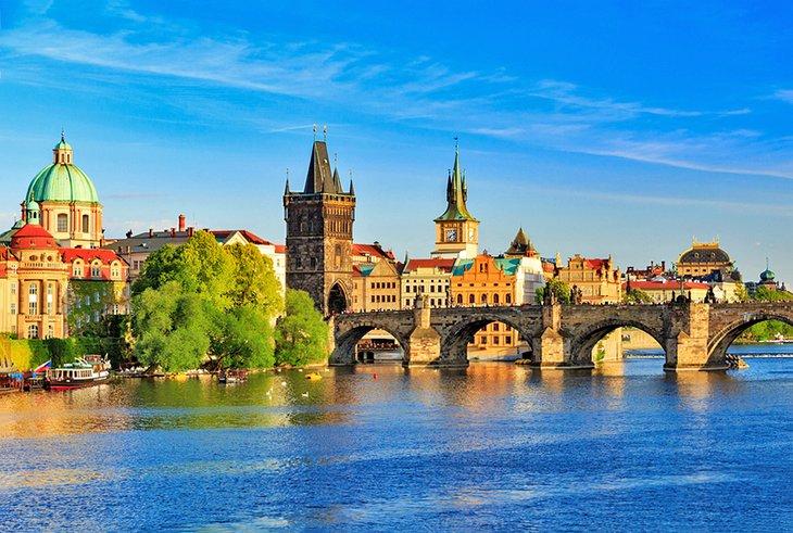 Le pont Charles et la rivière Vltava à Prague