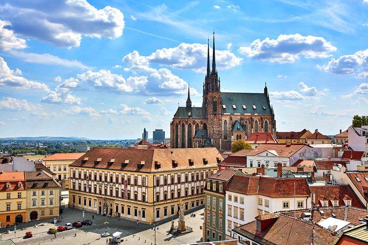 Vue de la cathédrale Saint-Pierre et Saint-Paul et de la vieille ville de Brno