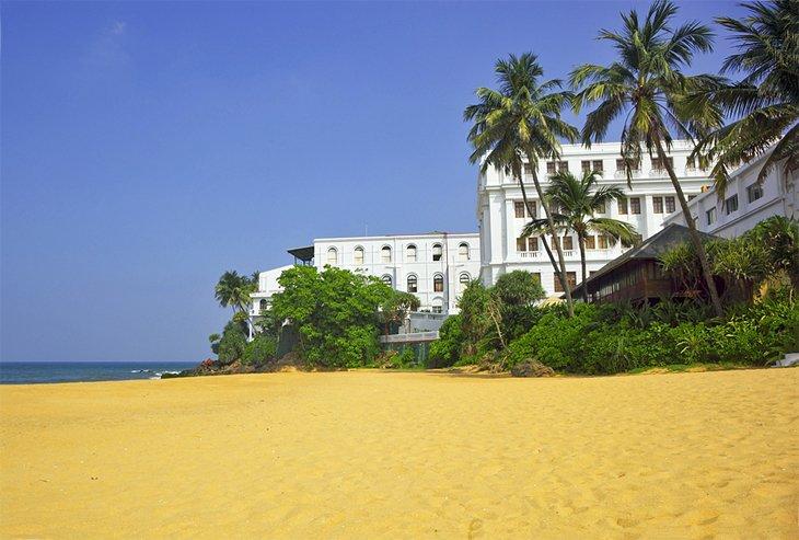 Hotel colonial en la playa de Mount Lavinia