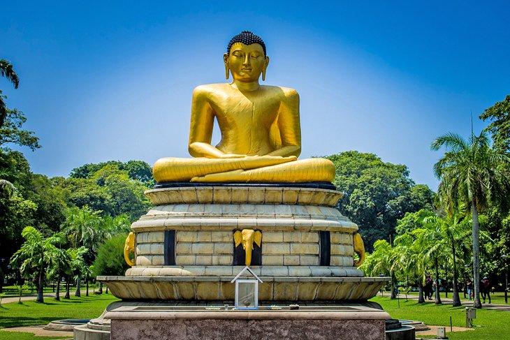 Estatua de Buda dorada en el Parque Viharamahadevi