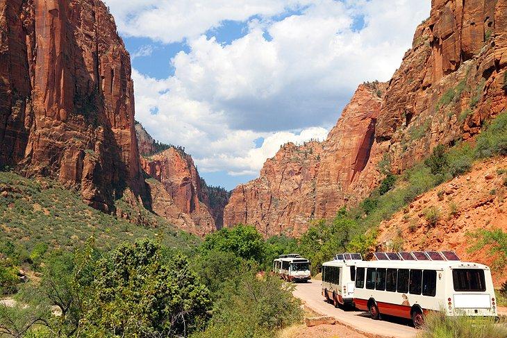 Autobús lanzadera en el Camino Escénico Zion Canyon