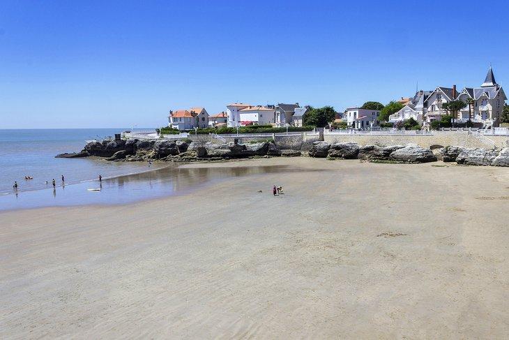 Plage par une journée ensoleillée à Royan